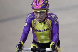 法国105岁自行车手再创世界纪录 1小时骑行22.547公里图片