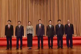 许光当选茂名市人大常委会主任图片