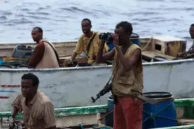 索马里海盗丢尽脸的抢劫：挟持货船两年没人赎，还得供养22名人质图片