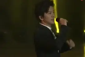 李健台上演唱《传奇》，看台下观众的反应，就知道李健多受欢迎