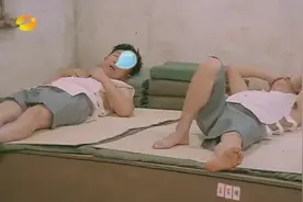 霓娜想妈妈崩溃大哭，康康温柔细语安慰，突然靠近让霓娜害羞躲开