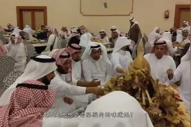 迪拜土豪聚餐，20万一只的骆驼直接烤了吃，网友：让我舔舔就行视频封面