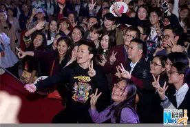 王宝强携《大闹天竺》闹汕头 送年货唠家常拜早年图片