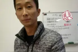手指被利刃削去一块肉，警察强忍剧痛摁住凶徒不松手图片