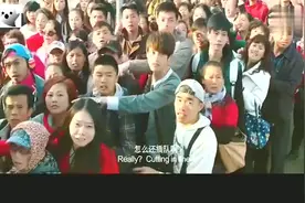 众人挤大巴，乘务员急了：不排队不开门，结果立马就排整齐了！视频封面