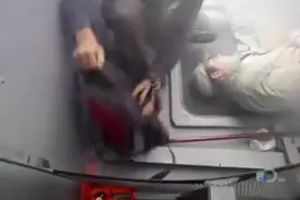 贝尔教你如何在出事故的车里逃生，老司机看看吧视频封面