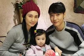 张丹峰庆祝女儿两周岁生日 晒与妻女合影 大眼睛女儿好可爱图片