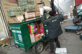 年根了，邮政快递员好辛苦通宵熬夜分送邮件 脚底磨血泡成家常图片