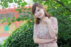 红花绿树下的牛仔短裤女孩图片