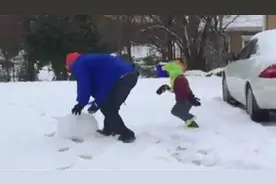 逗比老爸和儿子玩雪太兴奋了，竟然对儿子做出了让人爆笑的事情图片