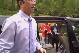 4S店演示马自达8的第二排座椅的商务功能视频封面