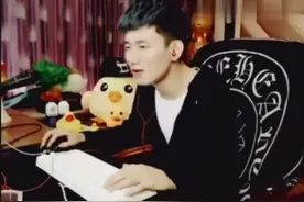 MC阿哲回应“小夏夏偷梁换柱”事件：一人哥不玩，马上解约！