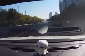 五菱宏光调头被新蒙迪欧狠撞，车速这么慢为什么还能撞！