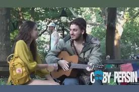 歌手装扮成流浪汉街边唱歌撩妹，竟然有女生当即决定领他回家视频封面