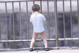 三明商场一幕，如此给孩子把尿真的合适嘛？图片