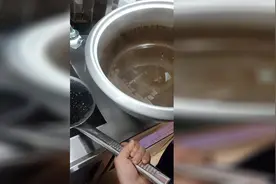 奶茶店珍珠，先煮，再加黑糖熬煮