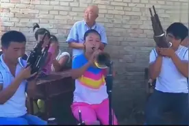 农村办喜宴小媳妇吹唢呐《济公》超好听，不听真后悔视频封面