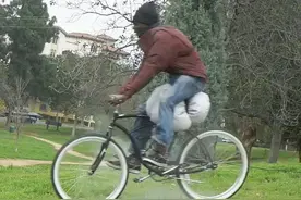 整蛊自行车小偷再出新篇 这次座垫会爆炸图片