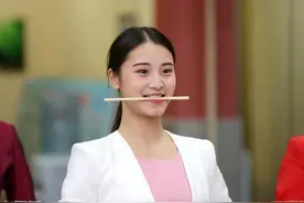 艺考生训练组图，一字马嘴咬竹筷深蹲夹纸，汗水浸湿全身图片