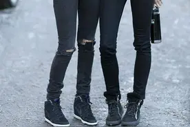 白球鞋刚流行，黑球鞋就来砸场子了么图片