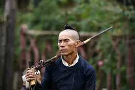 他们是最后的持枪部落，他们的剃头方式世界独一无二图片