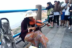 青岛街头拉小提琴的姑娘，真好听视频封面
