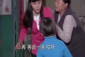 孩子想拿个鸡腿给袖珍妈妈吃，没想到舅妈的做法太过分了视频封面