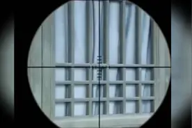 子弹直接穿过敌人的狙击镜，再穿过眼睛，一枪致命