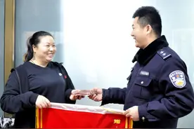 女子银行卡落在ATM机，密码太简单被人取走2万元！图片