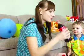 妈妈和宝宝玩波波球喝可乐-_结果喝成了大肚子