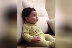 6个月大的宝宝自己坐着看电视，那一脸专注的神情太可爱了！视频封面