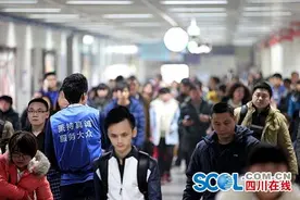 春节临近 成都地铁枢纽站早开站晚收车图片
