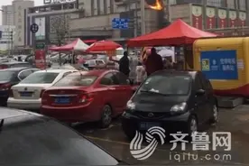 东营西四路与济南路路口沿街建筑起火 浓烟滚滚图片