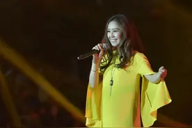 首届知青春晚 云朵倾情演唱《爱是你我》图片