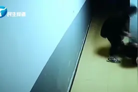 蒙面男见女子银行取出20万 一路尾随到小区电梯内抢包