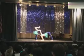 两位小姑娘表演柔术，大胆上演高难度动作，看得人头皮发麻！视频封面