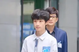 机器人被派任务，看到外面的世界感到处处好奇视频封面