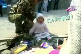 萌娃甜馨努力爬山的样子好励志！不慎跌倒后，反而安慰爸爸！视频封面