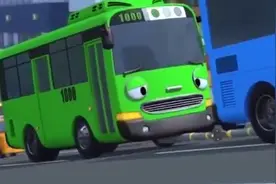 小公交车太友：绿色公交车引擎坏了太友帮忙拖车视频封面