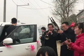 湖北省老河口市农村结婚，唢呐班吹奏《抬花轿》接新娘，喜庆热闹