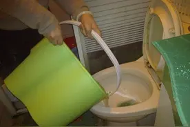 家里的卫生间臭味不散，聪明的老公用了这些办法在也不臭了图片