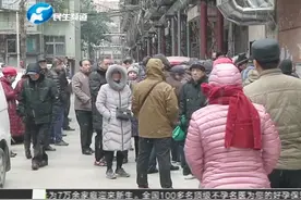 郑州一小区居民一大早冒雪排长队领暖气卡视频封面