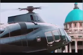 富二代开直升机来学校，引来全校学生尖叫，连校长看到他都要鞠躬视频封面