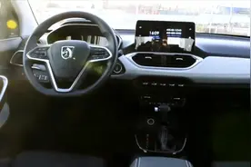 2019款宝骏530内饰讲解，配备液晶仪表瞬间高大上活