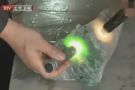 男子花300多万买石头，一路涨到上千万还喊亏，真是太贪了！视频封面