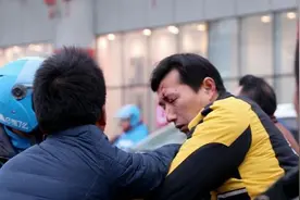武汉多名外卖公司员工街头肢体冲突，警方调查图片
