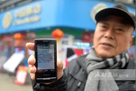 视频｜气坏了！明明说的凭短信免费领手机 到移动营业厅却还要交钱图片