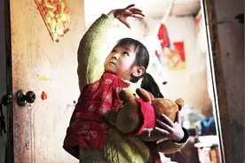 爸爸患食道癌卧病在床 女儿5岁就想学做医生图片