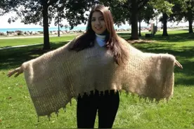 宠物狗每天掉毛 女子收集起来做衣服穿图片