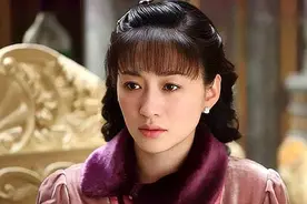 李小冉挺孕肚现身，丈夫全程都是手拉手，预示这一胎是一对龙凤胎视频封面